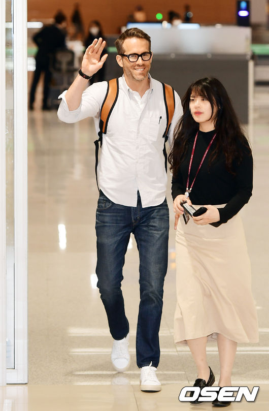 Lion Reynolds, the main actor of the movie Deadpool 2 on the first day of the morning, made his first visit through the Incheon International Airport.Lion Reynolds, who passed the arrival hall, signs autographs after sending greetings and Ipkiss to fans.