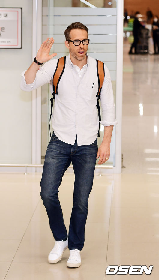 Lion Reynolds, the main actor of the movie Deadpool 2 on the first day of the morning, made his first visit through the Incheon International Airport.Lion Reynolds, who passed the arrival hall, signs autographs after sending greetings and Ipkiss to fans.