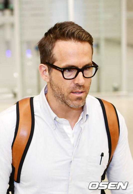 Lion Reynolds, the main actor of the movie Deadpool 2 on the first day of the morning, made his first visit through the Incheon International Airport.Lion Reynolds, who passed the arrival hall, signs autographs after sending greetings and Ipkiss to fans.