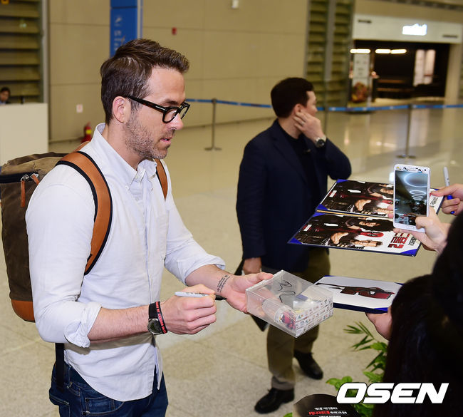 Lion Reynolds, the main actor of the movie Deadpool 2 on the first day of the morning, made his first visit through the Incheon International Airport.Lion Reynolds, who passed the arrival hall, signs autographs after sending greetings and Ipkiss to fans.