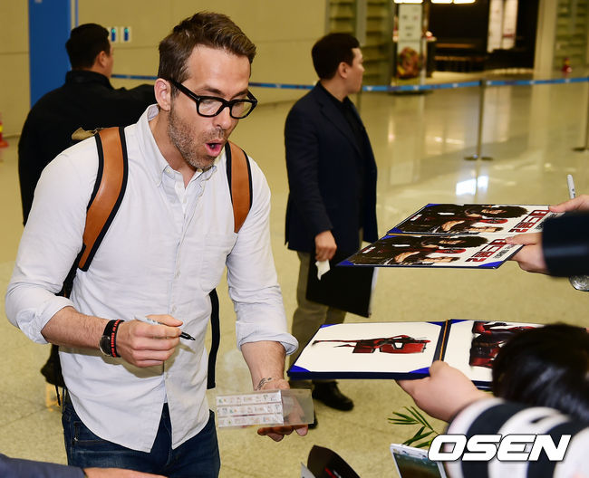 Lion Reynolds, the main actor of the movie Deadpool 2 on the first day of the morning, made his first visit through the Incheon International Airport.Lion Reynolds, who passed the arrival hall, signs autographs after sending greetings and Ipkiss to fans.