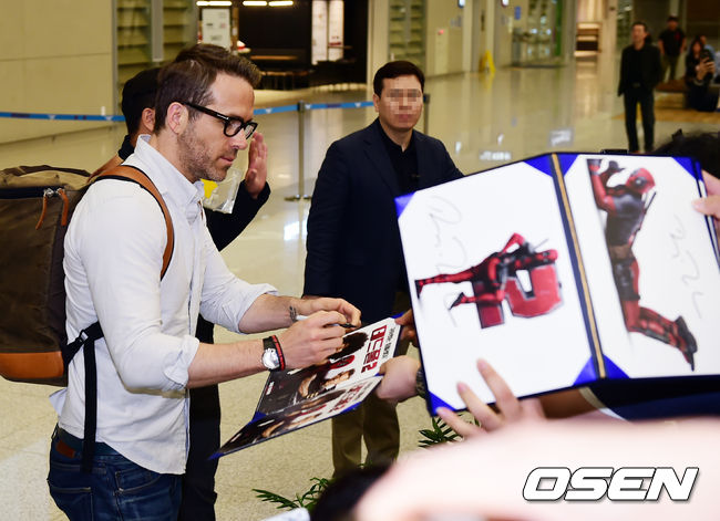 Lion Reynolds, the main actor of the movie Deadpool 2 on the first day of the morning, made his first visit through the Incheon International Airport.Lion Reynolds, who passed the arrival hall, signs autographs after sending greetings and Ipkiss to fans.