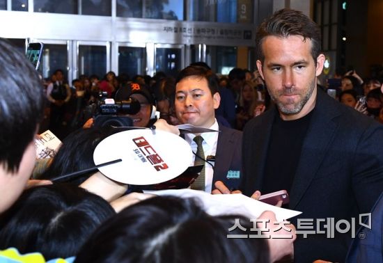 The movie Deadpool 2 (Deadpool 2) Red Carpet event was held at Lotte Cinema World Tower in Shinagawa-dong, Songpa-gu, Seoul afternoon.Ryan Reynolds who participated in the event of this day is stepping on Red Carpet.Deadpool 2 formed an unnecessary team to meet the crisis hero cable, the action came from the future, the most attractive pong hero dead pool in the history, marble history heavily armed with fundamental, unstoppable way of speaking and humor It is a story that spreads.It is scheduled to be released on the coming 16th.2018.05.01