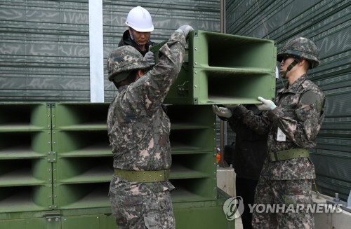 철거되는 대북 확성기 방송시설 (파주=연합뉴스) 남북정상간 판문점 선언 후속조치로 육군 9사단 교하중대 교하 소초 장병들이 1일 경기도 파주시 민간인 통제구역내 설치되어 있는 고정형 대북 확성기를 철거하고 있다. 2018.5.1  [사진공동취재단=연합뉴스]