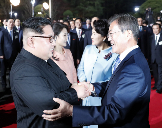 문재인 대통령과 김정은 북한 국무위원장이 지난달 27일 오후 판문점 평화의 집에서 환송공연이 끝난 뒤 부인들이 지켜보는 가운데 작별인사하고 있다.(사진=연합뉴스)