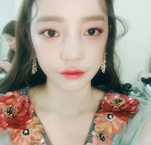 Goo Hara, Blossom in full bloom as spring rain falls Goo Haras flower beauty from girl group KARA attracts Eye-catching. Goo Hara posted several photos on his instagram on the 2nd.In the public photos, there is a picture of Goo Hara who shot himself using a mirror in the vehicle and his full-make-up.In particular, he emanated a transparent charm that matches the floral costumes and thrilled the hearts of men.Goo Hara has attracted Eye-catching by expressing that beautiful beauty, like a writing flower with the words Springbee, has in full bloom. Goo Hara Instagram