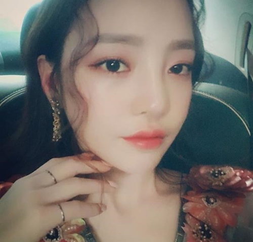 Goo Haras flower beauty from girl group KARA attracts Eye-catching. Goo Hara posted several photos on his instagram on the 2nd.In the public photos, there is a picture of Goo Hara who shot himself using a mirror in the vehicle and his full-make-up.In particular, he emanated a transparent charm that matches the floral costumes and thrilled the hearts of men.Goo Hara has attracted Eye-catching by expressing that beautiful beauty, like a writing flower with the words Springbee, has in full bloom. Goo Hara Instagram