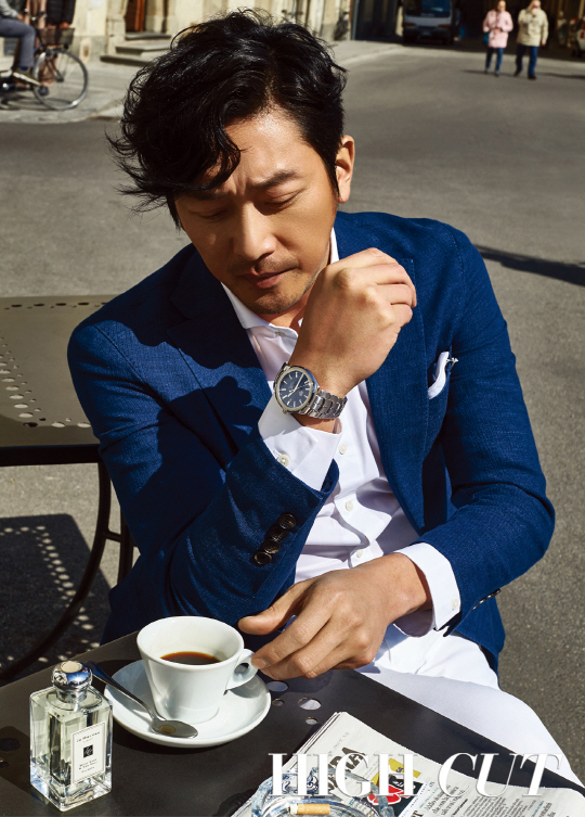 Ha Jung-woo appealed to the intense charm of mature men through the star style magazine High Cut picture published on May 3.Italy is an exotic painting shot in a small city in Tuscany, walking around old alleys and squares.In an interview, Ha Jung-woo expressed his impression of becoming a Twin Million Actor with Along with the Gods: The Two Worlds following Assassination.Its still a bit difficult and shameful for me to take out the number 10 million and to talk about my feelings about it.I was passing by elementary school a while ago when I heard a group of Elementary students whispering to me as my father, Ha Jung-woo! Ha ha ha ha ha ha.She was so cute.Along with the Gods: The Two Worlds was possible. I asked the actors who worked together if there was a person who said, I should cast it in a movie I directed someday. It depends on my work. (laugh) I want to cast director Yoon Jong Bin.