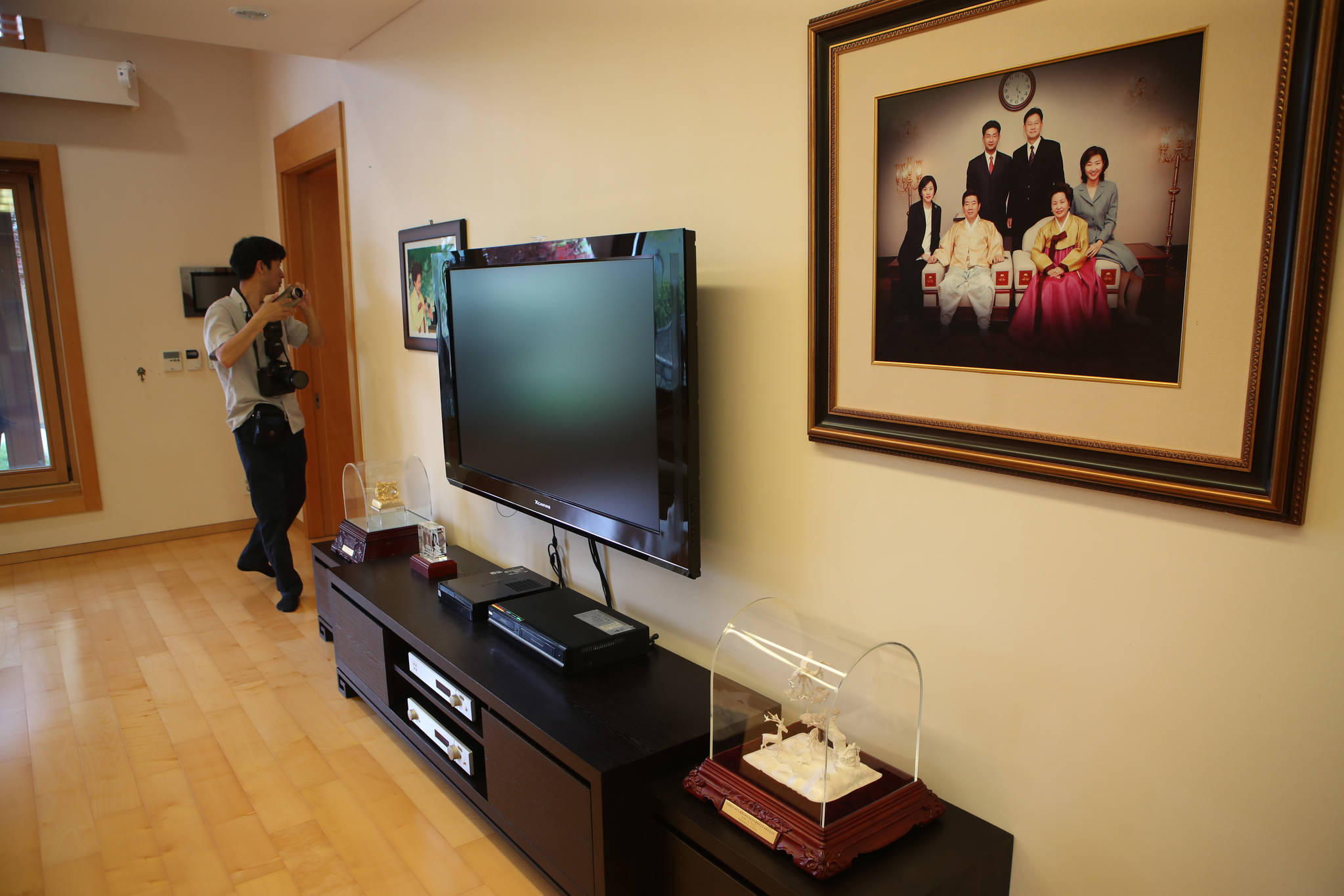 거실에 걸려있는 고 노무현 전 대통령 가족사진.
