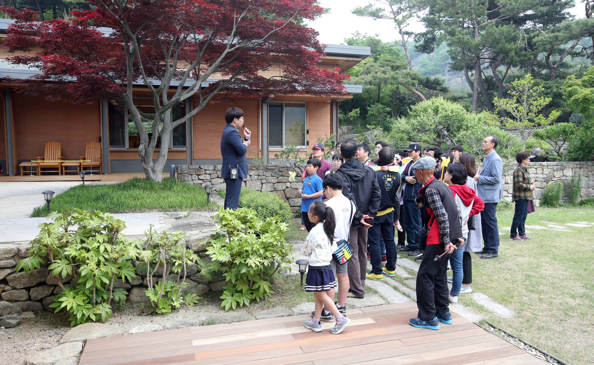 1일 공개된 김해시 진영읍 봉하마을 고 노무현 전 대통령 사저인 '대통령의 집'을 시민들이 방문했다. 송봉근 기자