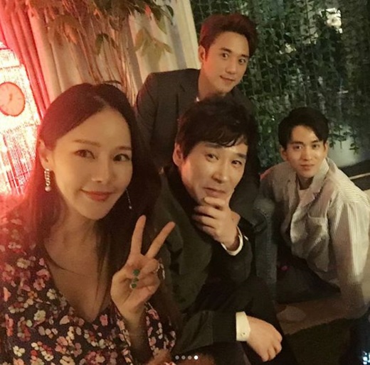 Singer Mina shared a recent episode of Housewarming with Ryu.Mina posted several photos on her SNS on the 2nd day with the phrase Today is the day of # living  # Housewarming #jwan-woo #Roora # Kim Ji Hyun # Space A # Park Jae-gu # Field couple # Should catch the premiere ~ .Model and actor Philip Roth and Mina have promised to have a wedding ceremony in July from KBS2TV Saving Men Season 2 broadcast on the 11th of last month.