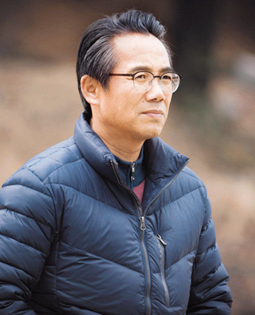 In JTBC gilt drama Something in the Rain, Yoon Sang (pictured with Oh Man-Seok), the father of Son Ye-jin (Yoon Jin-ah), is a wonderful father. The reason why Yoon Sang is cool is not a father image made in drama but a realistic real father.It is good as a father in this uncut age. The above is a father who supports her infinitely.In some ways, it may seem indecisive as a head, but such a figure is also a consideration for the opponent.He had known that his daughter, Yun Ye-jin, loved her friend Seo Jun-hee (Jung Hae In). But he waited.I kept waiting for her to speak.When she knelt down to Father, she understood her daughters heart. Father in his 60s, who talked to his 30s.The grown-up daughters of this land may have thought, I wish I had such a father. From the point of view of Father, it is very difficult to satisfy both Jung Hae In and third parties (viewers) who will marry with their child (Son Ye-jin) in the issue of marriage.Im bending my arms inside. Im a friend with Jina, but Im the one whos the one.Like Seo Kyung-sun (So Jang-yeon), who tells his younger brother Seo Jun-hee (Jung Hae In). Of course, I do not forget that he is the husband of his wife Gil Hae-yeon, who opposes marriage with his daughter and Jung Hae In, saying, You do not meet my standards, as I saw in the trailer next week.She tells her daughter to understand her mothers intentions, (What she does) wants you to be good. But she is constantly persuading her to be on her side.They have an idea. Well see. What happens when you two get better? Love.I know what love is. Yoon Sang is a father that is common in Korea in terms of circumstances.She worked hard at work and retired from retirement, but she has to be seen by her wife because she has become a three-way house.The above is increasingly shrinking at home and routine is free: I am not used to living without a business card or a job, so I am not used to new life.But families with fathers like the Yoon Sang are likely to be solid - a pillar of keeping the peace of the family.In a disintegrating family, this Father strengthens family solidarity, and even if this Father does not seem to do much now, he is doing a really big job.Actor Oh Man-Seok expresses this role of Yoon Sang naturally so that it does not feel like acting.