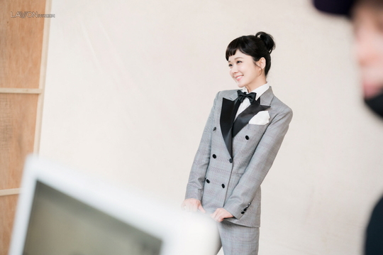 Actor Jang Na-ra exploded the four-color infinite charm of one person and caught the scene of a wedding photo shoot that produced the appearance of Audrey Europe. Jang Na-ra recently stepped out as a Wedding Dress Model through a photo shoot of Wedding 21.On May 2, the behind-the-scenes cut of the shooting scene is being revealed. Jang Na-ras wedding photo shoot was held under the leadership of Kim Bo-ha at The Third Mind Studio in Seoul Gangnam on April 25th.Jang Na-ra, who has already worked with Kim Bo-ha several times, showed off her upgraded beauty with a fascinating smile and overwhelmed the scene. Above all, the photo shoot was composed of the concept of the world-class actor Audrey Hepburn style, which emerged as the best style icon of the day through the movie Romas Holiday and Tiffanys Morning.In this shoot, which includes hair, makeup, and florist, Jang Na-ra has made a Jaehyun appearance with a charming Audrey hepburn with a bangs down, a large eyeball, and a sculpture. In particular, Jang Na-ra has made a total of eight costumes, including black chic, pure white candles, lovely boyish, and romantic classics It exuded a colored charm and stimulated his gaze.She wore a mini-Wedding dress with a playful figure blowing balloon gum, and a pure white tube top dress with a slender collarbone line.The feminine see-through dress added a provocative pose, and a cute eye-catching look on the checked pantsuit.At any moment, Jang Na-ra, who changes at any moment, was impressed at the scene. Meanwhile, Jang Na-ra raised the scene atmosphere with a professional posture as well as a professional model in this shooting.It is simple in total, but it changed the various costumes and replaced the styling, and it led the scene with a unique smile without a hard time to shoot for a long time.As if calculating until the moment without losing a smile, the staff praised Jang Na-ra, who produced a skillful figure, as the appearance of the Korean version of Audrey Europe in 2018! And there is no wedding doll.