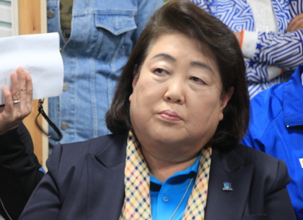 김영숙 후보가 1일 열린 민주당 경주당원 모임에서 심각한 표정으로 앉아 있다. ⓒ경주포커스