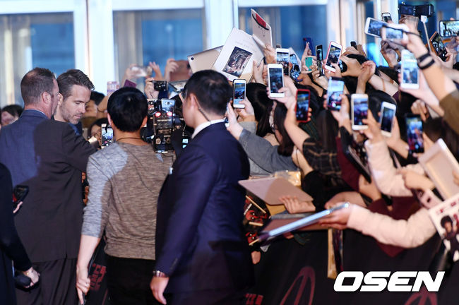 Marvels naughty hero Deadpool, who doesnt know where to go, has come to Korea!Deadpool 2 red carpet was held at Lotte Cinema Lotte World Tower in Sincheon-dong, Songpa-gu, Seoul on the afternoon of the afternoon. Actor Ryan Reynolds is attending.Right! Marvel hero Deadpools limited express fan service!