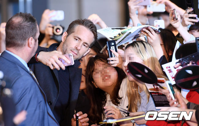 Marvels naughty hero Deadpool, who doesnt know where to go, has come to Korea!Deadpool 2 red carpet was held at Lotte Cinema Lotte World Tower in Sincheon-dong, Songpa-gu, Seoul on the afternoon of the afternoon. Actor Ryan Reynolds is attending.Right! Marvel hero Deadpools limited express fan service!