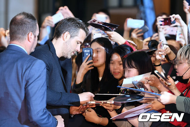 Marvels naughty hero Deadpool, who doesnt know where to go, has come to Korea!Deadpool 2 red carpet was held at Lotte Cinema Lotte World Tower in Sincheon-dong, Songpa-gu, Seoul on the afternoon of the afternoon. Actor Ryan Reynolds is attending.Right! Marvel hero Deadpools limited express fan service!