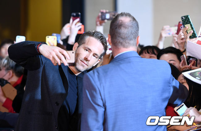 Marvels naughty hero Deadpool, who doesnt know where to go, has come to Korea!Deadpool 2 red carpet was held at Lotte Cinema Lotte World Tower in Sincheon-dong, Songpa-gu, Seoul on the afternoon of the afternoon. Actor Ryan Reynolds is attending.Right! Marvel hero Deadpools limited express fan service!