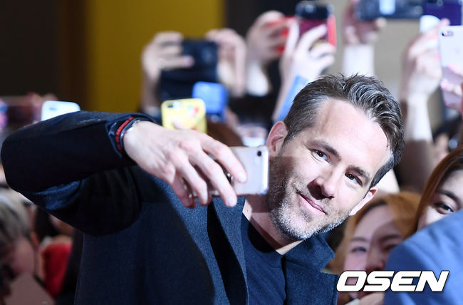 Marvels naughty hero Deadpool, who doesnt know where to go, has come to Korea!Deadpool 2 red carpet was held at Lotte Cinema Lotte World Tower in Sincheon-dong, Songpa-gu, Seoul on the afternoon of the afternoon. Actor Ryan Reynolds is attending.Right! Marvel hero Deadpools limited express fan service!