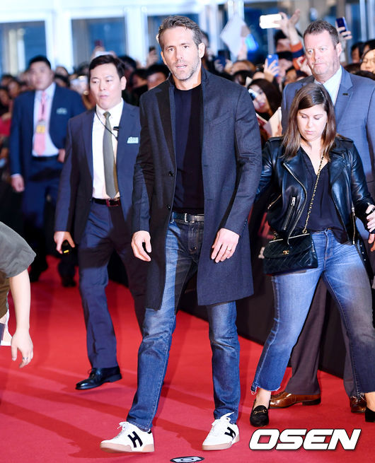 Marvels naughty hero Deadpool, who doesnt know where to go, has come to Korea!Deadpool 2 red carpet was held at Lotte Cinema Lotte World Tower in Sincheon-dong, Songpa-gu, Seoul on the afternoon of the afternoon. Actor Ryan Reynolds is attending.Right! Marvel hero Deadpools limited express fan service!