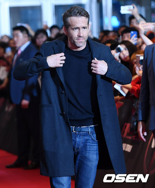 Marvels naughty hero Deadpool, who doesnt know where to go, has come to Korea!Deadpool 2 red carpet was held at Lotte Cinema Lotte World Tower in Sincheon-dong, Songpa-gu, Seoul on the afternoon of the afternoon. Actor Ryan Reynolds is attending.Right! Marvel hero Deadpools limited express fan service!