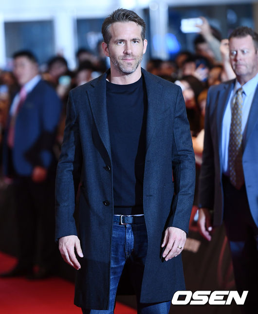 Marvels naughty hero Deadpool, who doesnt know where to go, has come to Korea!Deadpool 2 red carpet was held at Lotte Cinema Lotte World Tower in Sincheon-dong, Songpa-gu, Seoul on the afternoon of the afternoon. Actor Ryan Reynolds is attending.Right! Marvel hero Deadpools limited express fan service!