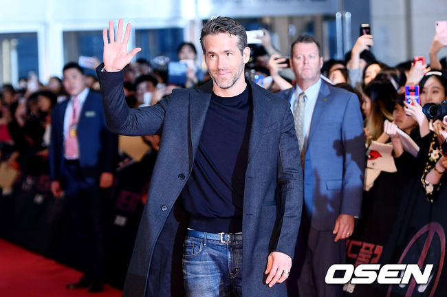 Marvels naughty hero Deadpool, who doesnt know where to go, has come to Korea!Deadpool 2 red carpet was held at Lotte Cinema Lotte World Tower in Sincheon-dong, Songpa-gu, Seoul on the afternoon of the afternoon. Actor Ryan Reynolds is attending.Right! Marvel hero Deadpools limited express fan service!