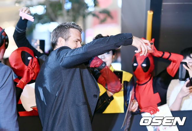 Marvels naughty hero Deadpool, who doesnt know where to go, has come to Korea!Deadpool 2 red carpet was held at Lotte Cinema Lotte World Tower in Sincheon-dong, Songpa-gu, Seoul on the afternoon of the afternoon. Actor Ryan Reynolds is attending.Right! Marvel hero Deadpools limited express fan service!