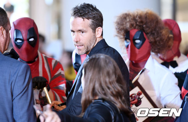 Marvels naughty hero Deadpool, who doesnt know where to go, has come to Korea!Deadpool 2 red carpet was held at Lotte Cinema Lotte World Tower in Sincheon-dong, Songpa-gu, Seoul on the afternoon of the afternoon. Actor Ryan Reynolds is attending.Right! Marvel hero Deadpools limited express fan service!