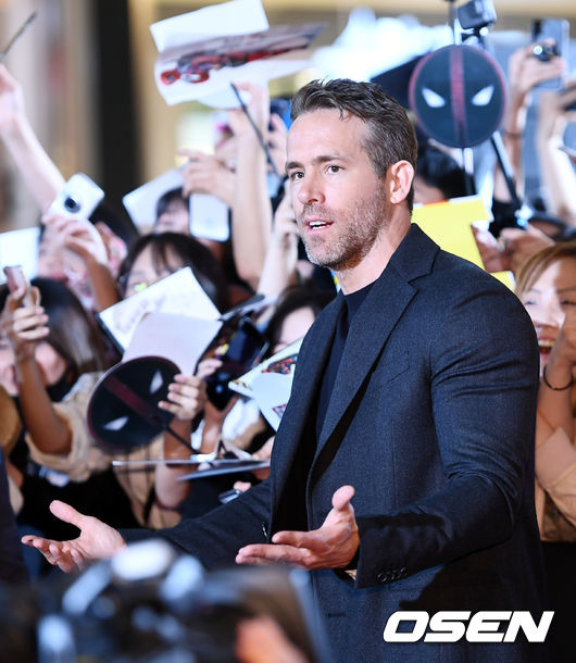 Marvels naughty hero Deadpool, who doesnt know where to go, has come to Korea!Deadpool 2 red carpet was held at Lotte Cinema Lotte World Tower in Sincheon-dong, Songpa-gu, Seoul on the afternoon of the afternoon. Actor Ryan Reynolds is attending.Right! Marvel hero Deadpools limited express fan service!