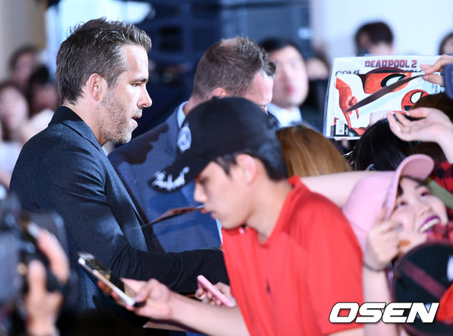 Marvels naughty hero Deadpool, who doesnt know where to go, has come to Korea!Deadpool 2 red carpet was held at Lotte Cinema Lotte World Tower in Sincheon-dong, Songpa-gu, Seoul on the afternoon of the afternoon. Actor Ryan Reynolds is attending.Right! Marvel hero Deadpools limited express fan service!