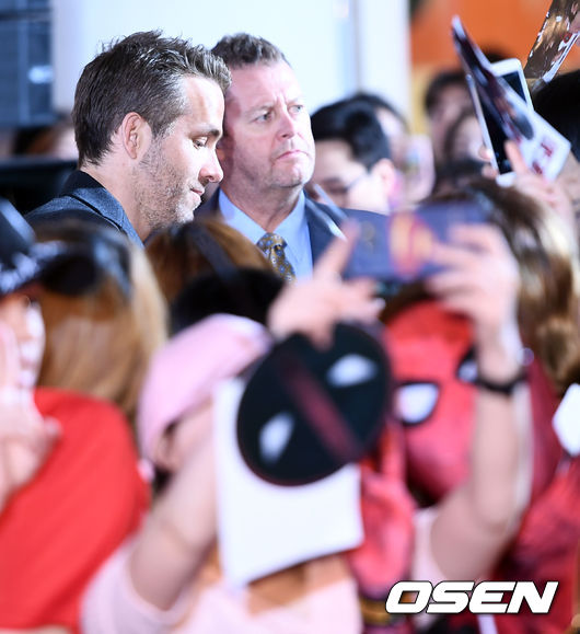 Marvels naughty hero Deadpool, who doesnt know where to go, has come to Korea!Deadpool 2 red carpet was held at Lotte Cinema Lotte World Tower in Sincheon-dong, Songpa-gu, Seoul on the afternoon of the afternoon. Actor Ryan Reynolds is attending.Right! Marvel hero Deadpools limited express fan service!