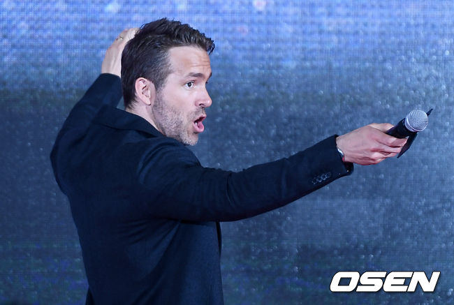 Marvels naughty hero Deadpool, who doesnt know where to go, has come to Korea!Deadpool 2 red carpet was held at Lotte Cinema Lotte World Tower in Sincheon-dong, Songpa-gu, Seoul on the afternoon of the afternoon. Actor Ryan Reynolds is attending.Right! Marvel hero Deadpools limited express fan service!