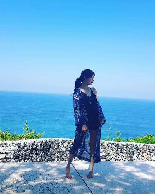 Seohyun showed off his beautiful visuals in Bali. Seohyun posted a picture on his instagram on the 1st of the day with an article called Bali Hyun. In the photo, Seohyun, who recently left for Bali for a photo shoot, is posing in the background of the blue sea and sky.Seohyun has been performing in Pyongyang recently, and he has been performing with Cho Yong Pil, Lee Sun Hee, Choi Jin Hee, Yoon Do Hyun, Baek Ji Young, Red Velvet, Ali, Choi Jung-in, Kangsan, and Kim Kwang-min.Seohyun Instagram