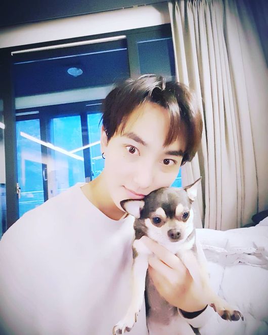 Singer Kangta was impressed with his beautiful looks. Kangta said on his instagram on the 2nd day, I am sleepy.With the article, I posted a picture of Kangta staring at the camera with a dog in my arms.Kangta, on the other hand, has shown the stage of the group H.O.T in 17 years through MBC entertainment Infinite Challenge this year./ Kangta Instagram