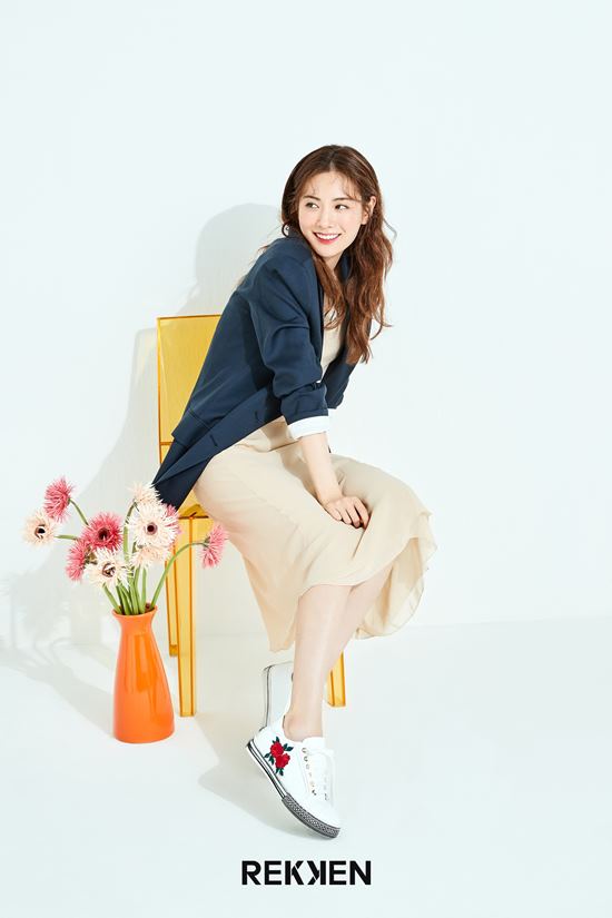 Singer and actor Nana showed a youthful charm through spring fashion pictures. On the morning of the 2nd, a shoe brand released a photo of a picture taken with Nana.In this picture, which can feel the youthful and free sensibility, you can feel the sophisticated image of Nana and the lovely charm at the same time.Nanas full-fledged pictorial concept fits well with this seasons pictorial concept, and a great pictorial was completed, said a brand official.I hope this picture will make the brand image more trendy. Photo = Lecken