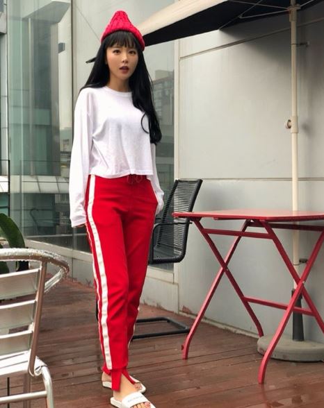 Singer Hong Jin-young showed off his unique fashion sense. Hong Jin-young posted a picture on his instagram on the afternoon of the afternoon with an article entitled Sleeper on Shinning on a rainy day. The photo shows Hong Jin-young posing in a cafe-like place.Hong Jin-young wore a white T-shirt and red chinning bottoms, which she sported a fashion sense by matching a red hat and white Sleeper.Hong Jin-young described the fashion as Gochujang style; he wrote, Gochujang style.I want to have bibimbap, he said, laughing at the hashtag / Photo = Hong Jin-young Instagram