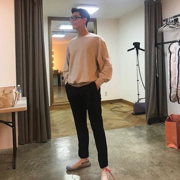 Actor Park Seo-joon boasted a superior luxury. Park Seo-joon posted a picture on his instagram on the afternoon of the afternoon and communicated with fans. The photo showed Park Seo-joon standing in a place that looks like a wardrobe.Park Seo-joon co-ordinated an ivory round T-shirt, black slacks and white skinnykers.Adding a dandy charm to it with black horn-rimmed glasses, he put his hand in a pocket and showed off his long glee.Meanwhile, Park Seo-joon is filming TVN Drama Why Secretary Kim Will Do That, scheduled to air in June. / Photo = Park Seo-joon Instagram