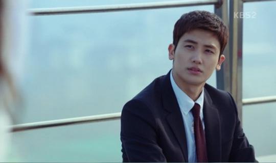 Is it because it is the original version of Suits, Park Hyung-sik, a youth [=Jeong Deok-hyeun] mid-life that confronts reality without frustration?Or is this character originally drawing a unique youth?The youth, Park Hyung-sik of KBS drama Suits, gives a slightly different feeling from the youth we have seen in drama.The reality of youths, called the N-generation generation, is so intense that most of the portraits of youth, which many dramas contain, were mostly those of the head-down characters.It contains the image of youth who overcomes it rather than the image of frustration. Of course, the reality of Ko Yeon-woo is no different from other youths.I lost my parents as a child and dreamed of a lawyer, but I have nothing to do with the specs I need to be a lawyer.He has a unique brain, but he can do it without specs like a parking agent.Even as club manager Chul Soon (Lee Sang) who has been like his brother refuses to order Ko Yeon-woo to carry drugs of gangsters, Ko Yeon-woo is being chased by gangsters.Fortunately, however, Ko Yeon-woo has a hidden card that will change his fate as a Miniforce stone.The proposal of the best Law Firm Kang & Hams ace, Miniforce Seok, has no specifications and even a lawyers license, but you have the opportunity to become a new lawyer for this Law Firm.The help of a fantasy character named Miniforce is absolute, but the opportunity to have it is more desperate than anyone else.In order to be reborn as a real lawyer, not a fake lawyer. To Ko Yeon-woo, who always had to go back even if he threw the injection, he says that Miniforce should choose a plate to throw the dice.In the World where Ko Yeon-woo had been stepping, he would have had to go back if he threw a dice. Instead, a new edition was opened for Ko Yeon-woo, who started walking the lawyers path.In the process of getting out of the World, handing over the drugs hidden by Ko Yeon-u to gangsters, Miniforce shows that their way and their way as lawyers are different.The reason why Miniforce lives a winning life is that he is stepping on his feet in the winning version, and Ko Yeon-woo also has to change the board itself to beat the reality.