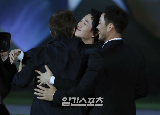 Park Ho-san, who won the TV Best Supporting Actor Award, is hugging Jeong Hae-in. The Baeksang Arts Awards, the most prestigious awards ceremony in Korea, including TV and film, attracted more than 100 people including the best Actors, entertainers, directors, writers and production representatives.It is hosted by JTBC PLUS and is broadcast live on JTBC, JTBC2 and JTBC4.Special Foundation / 2018.05.03