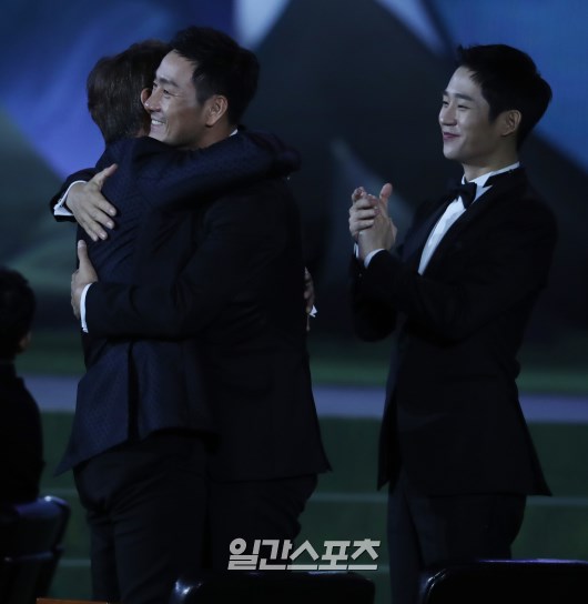 Park Ho-san, who won the TV Best Supporting Actor Award, is hugging Park Hae-soo. The Baeksang Arts Awards, the most prestigious awards ceremony in Korea, including TV and film, attracted more than 100 people including the best actors in Korea, entertainers, directors, writers and production representatives.It is hosted by JTBC PLUS and is broadcast live on JTBC, JTBC2 and JTBC4.Special Foundation / 2018.05.03
