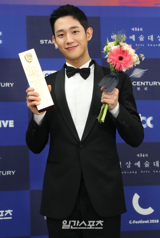 The Baeksang Arts Awards, the nations most prestigious awards that cover TV and film, attracted more than 100 people, including top actors, entertainers, directors, writers, and production representatives.Hosted by JTBC PLUS, it is broadcast live on JTBC, JTBC2 and JTBC4. / 2018.05.03