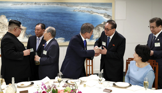 지난달 27일 판문점 평화의 집에서 열린 남북 정상회담 만찬에서 김정은 북한 국무위원장이 김영철 통일전선부장, 임동원 전 국정원장과 대화하고 있다(왼쪽부터). 문재인 대통령은 이수용 전 외무상과 악수하고 있다. [청와대사진기자단]