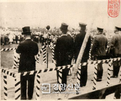 1932년 4월29일 상하이 훙커우 공원에서 열린 천장절 기념식. 일본 군대 1만명 등 모두 3만명에 이르는 일본인들이 대대적인 환영식을 열었다. 윤봉길 의사가 거사를 일으키기 직전의 단상 사진이다. 시라카와 요시노리 일본 상하이 주둔군사령관은 오른쪽에서 두번째에 서 있다.