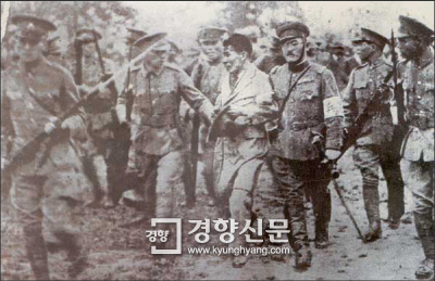 1932년 5월1일 일본 ‘오사카 아사히 신문’ 호외 1면에 실린 윤봉길 의사 채포장면. 현장에서 구타당해서 파투성이가 되었다는 보도가 많았지만 이 사진에서 보이는 윤의사의 얼굴과 옷은 깨끗하다. 이 때문에 사진의 주인공이 윤의사가 아니라는 주장이 제기된 바 있다.