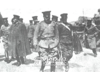 윤봉길 의사의 타깃이었던 시라카와 상하이 주둔군 사령관이 식장에 들어서는 모습. 윤의사의 폭탄을 맞은 지 27일만인 5월26일 사망했다. 일본은 일왕까지 나서 작위와 어주까지 내리고 욱일훈장까지 주는 등 쾌유를 빌었으나 결국 패혈증으로 사망했다. 그가 죽자 중국인들은 축포를 터뜨리며 환호했다.