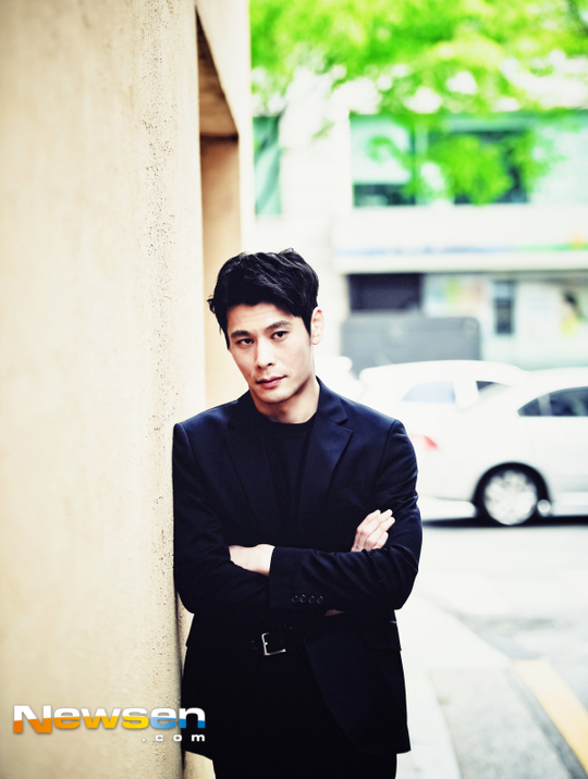 Actor Oh Ryeong confessed to the resemblance of Yoon Sang with the behind-the-scenes of Pretty Sister. Oh Ryeong played Lee Kyu-min, a former boyfriend of the heroine Yoon Jin-ah (Son Ye-jin), in the JTBC gilt drama A Pretty Sister Who Buys Bob Good (playplayed by Kim Eun/director Ahn Pan-seok).He is a person who tells his farewell first by cheating, and Yoon Jin-ah is stalking and kidnapping in a good way with his younger son Seo Jun-hee (Jeong Hae-in).In a recent interview with Oh Ryeong, Lee Kyu-min said, Kyu-min was a person who had to have everything he wanted.I do not think I have ever failed to have what I want, so I did not come. It was more obsessed than love. I was saddened as an actor, but I did not play to look sorry. I wanted to look as thin as possible to viewers.In real-time comments, there were many angry reactions that I wanted to catch my neck when I met Gyeongmin. I want my acting or performance to be comforted to viewers in some way.Kyumin in Pretty Sister is a subject of anger for viewers, but it makes me feel catharsis while being punished, and it seemed to be a comforting way.I am grateful for hating the character. I will catch my neck. He also joked that he often heard stories that he is similar to Singer Yoon Sang.I heard a lot of things like Yoon Sang as I got older, and I feel good, and the first record edition I bought when I was a child was Yoon Sangs song.In addition, I hear that it is a monkey prize and an ape prize.I also laughed at the nickname, saying, It is also called Bono Bono Bono Award without a face. I also thanked Wiha Jun, who is the younger brother of Son Ye-jin in the drama.Oh Ryeong said, A while ago, Mr. Hajun mentioned me to SNS as actually good.There is an episode, and (Chung) Haein and Ha Jun came to Kyumins officetel and hit me, and I accidentally hurt Ha Jun.I was so sorry that I did not know what to do, but first I came up to say, It may be okay. It was a memory that the filming site felt so good for my unfamiliar position. 
