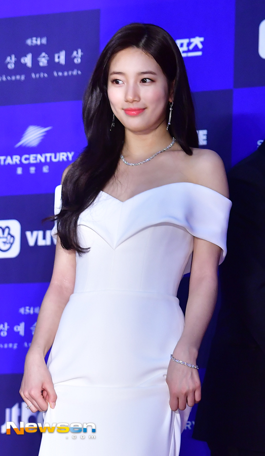 The 54th Baeksang Arts Awards ceremony was held at COEX D Hall in Gangnam-gu, Seoul on May 3. Bae Suzy stepped on Red Carpet. The society is divided into film and TV, with Shin Dong-yup, Park Bo-gum and Bae Suzy.
