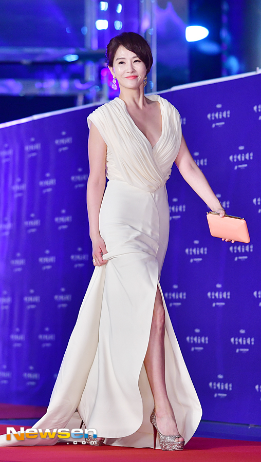 The 54th Baeksang Arts Awards ceremony was held at COEX D Hall in Gangnam-gu, Seoul on the afternoon of May 3. Kim Sun-a stepped on Red Carpet. The awards will be divided into movies and TV divisions with Shin Dong-yeop, Park Bo-gum and Bae Suzy.