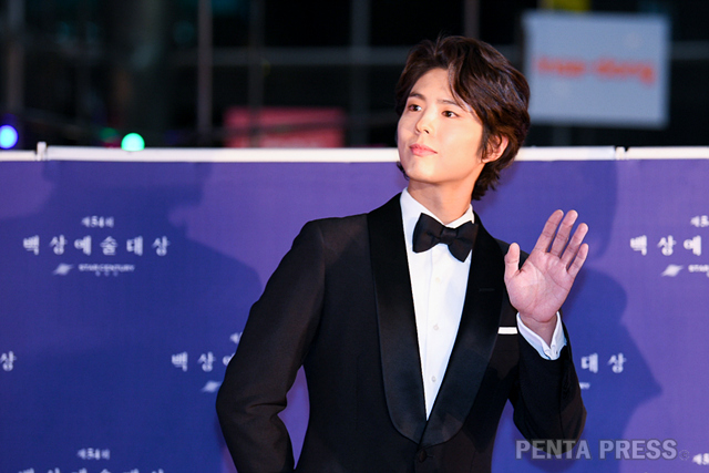Actor Park Bo-gum arrived at the ceremony. The 54th Baeksang Arts Awards ceremony was held at the COEX Convention & Exhibition Center D Hall in Gangnam-gu, Seoul.The Baeksang Arts Award is a comprehensive art award established for the development of popular culture and arts and the promotion of artistic morale. Since 1965, the Grand Prize has been awarded in the film and TV category, Best Picture Director, and Acting Award.The name Baeksang is named after the Korean Daily founder Jang Gi-yeong. SEOUL, SOUTH KOREA, MAY.03, 2018: South Korean actor Park Bogeom During The 54th Baeksang Arts Awards at the COEX Convention & Exhibition Center in Seoul, South Korea, 03 May 2018.Photographer: A novel view of the PENTA PRESS world - article correction, deletion, other inquiries